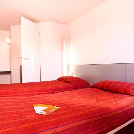 Premiere Classe Evreux Room photo A typical room at a Campanile hotel