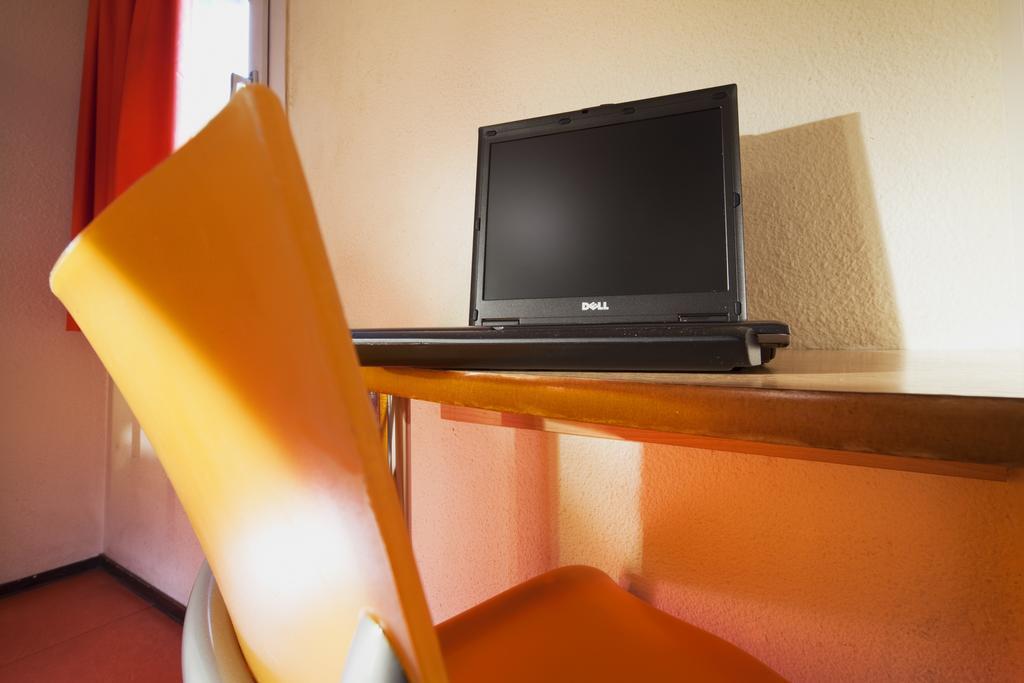 Premiere Classe Evreux Room photo A Dell Studio 17