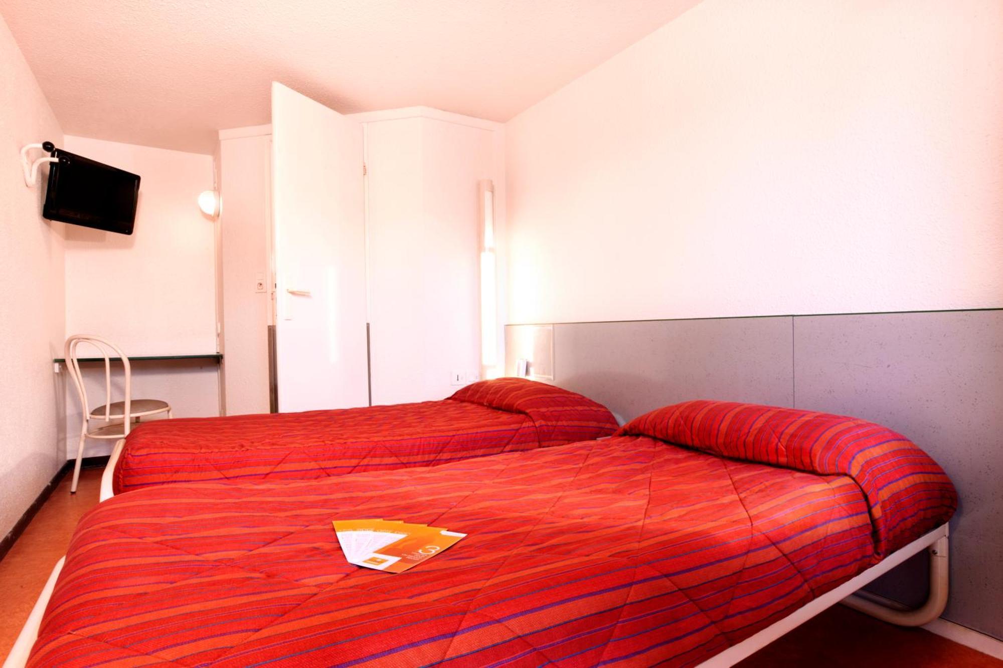 Premiere Classe Evreux Room photo A typical room at a Campanile hotel
