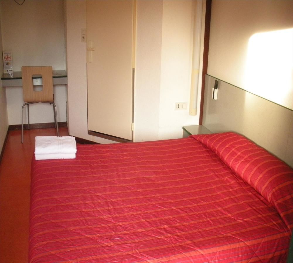 Premiere Classe Evreux Exterior photo A typical room at a youth hostel