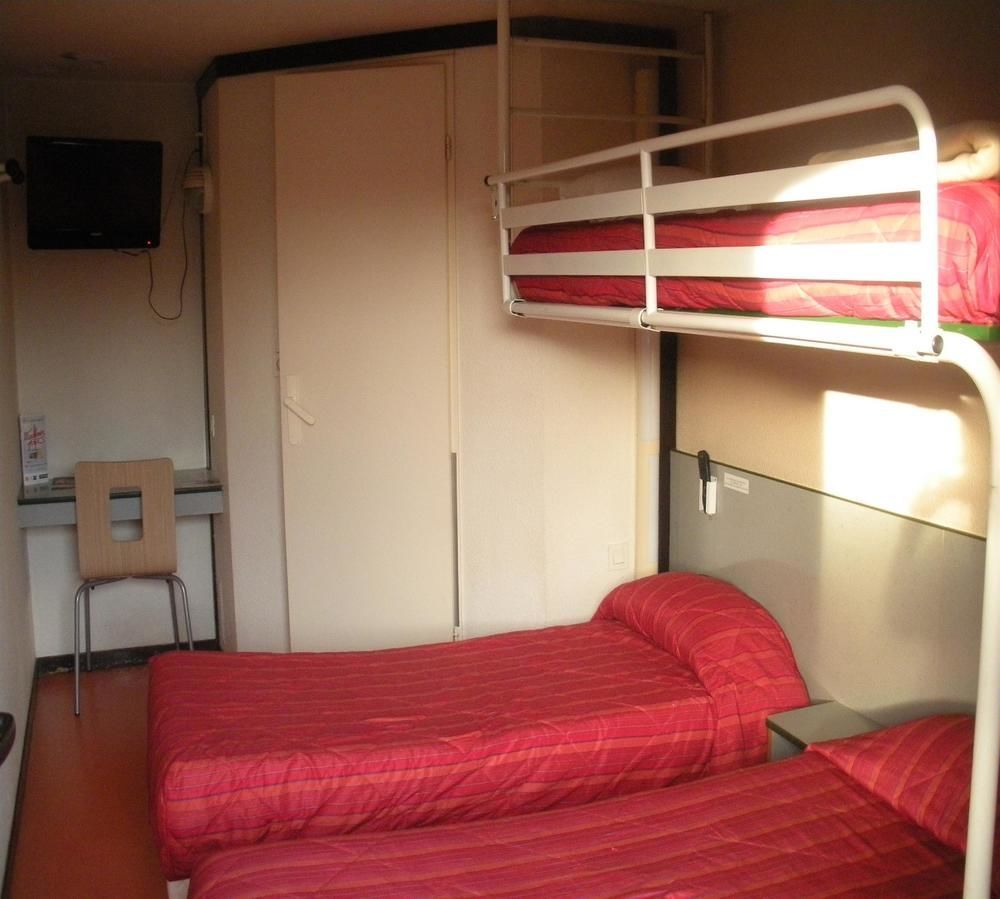 Premiere Classe Evreux Exterior photo A typical room at a youth hostel