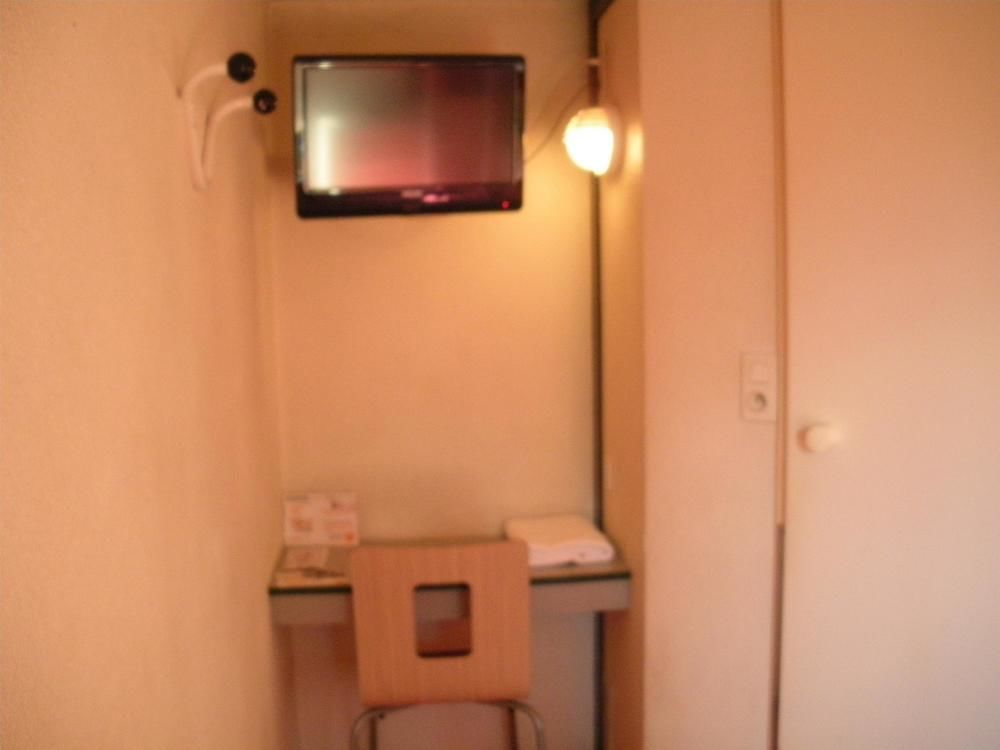 Premiere Classe Evreux Exterior photo A room at a typical Japanese love hotel