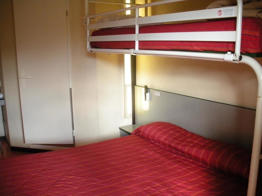 Premiere Classe Evreux Exterior photo A typical room at a youth hostel