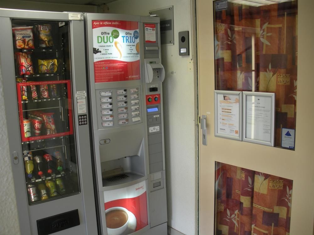 Premiere Classe Evreux Exterior photo A vending machine