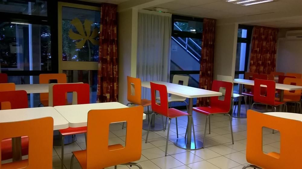 Premiere Classe Evreux Exterior photo The interior of a typical McDonald's restaurant
