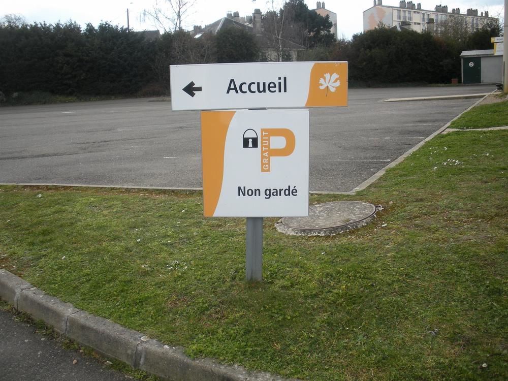 Premiere Classe Evreux Exterior photo A sign in French