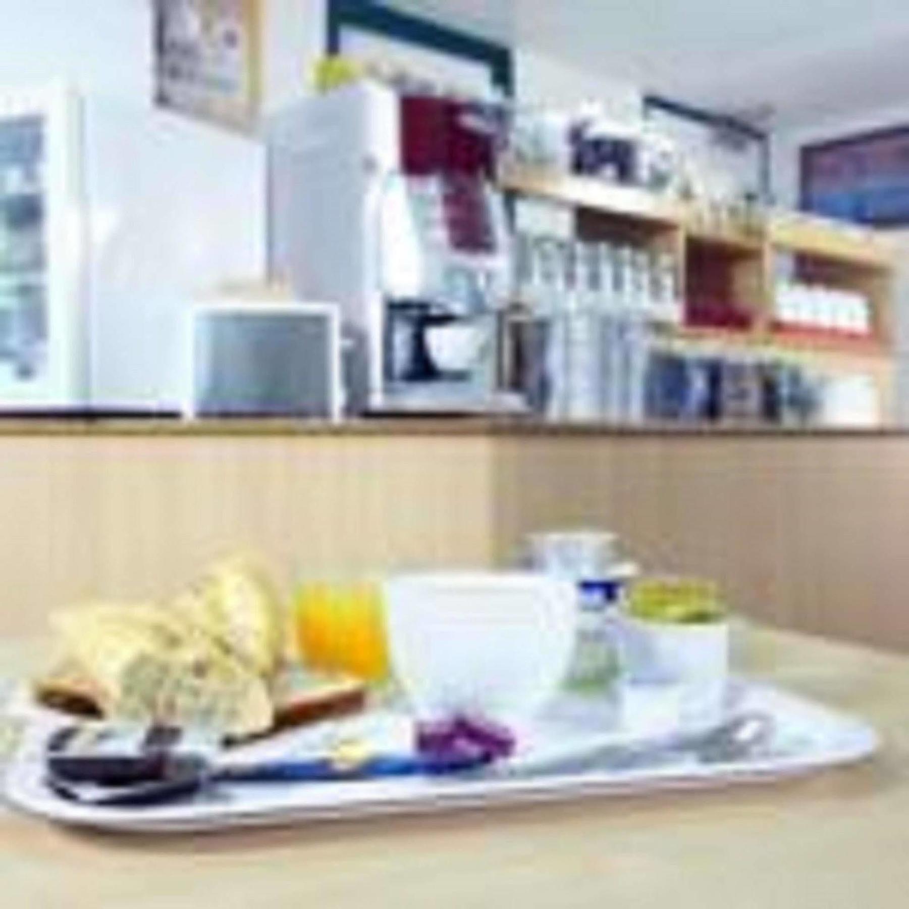 Premiere Classe Evreux Exterior photo A typical meal at a hospital