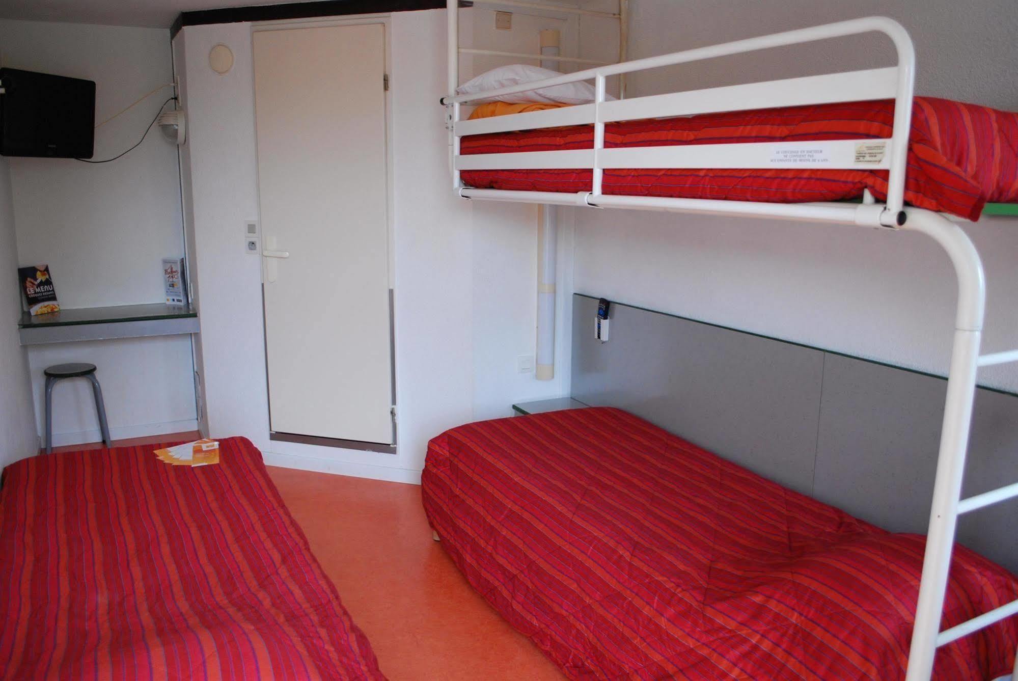 Premiere Classe Evreux Exterior photo A typical room at a youth hostel