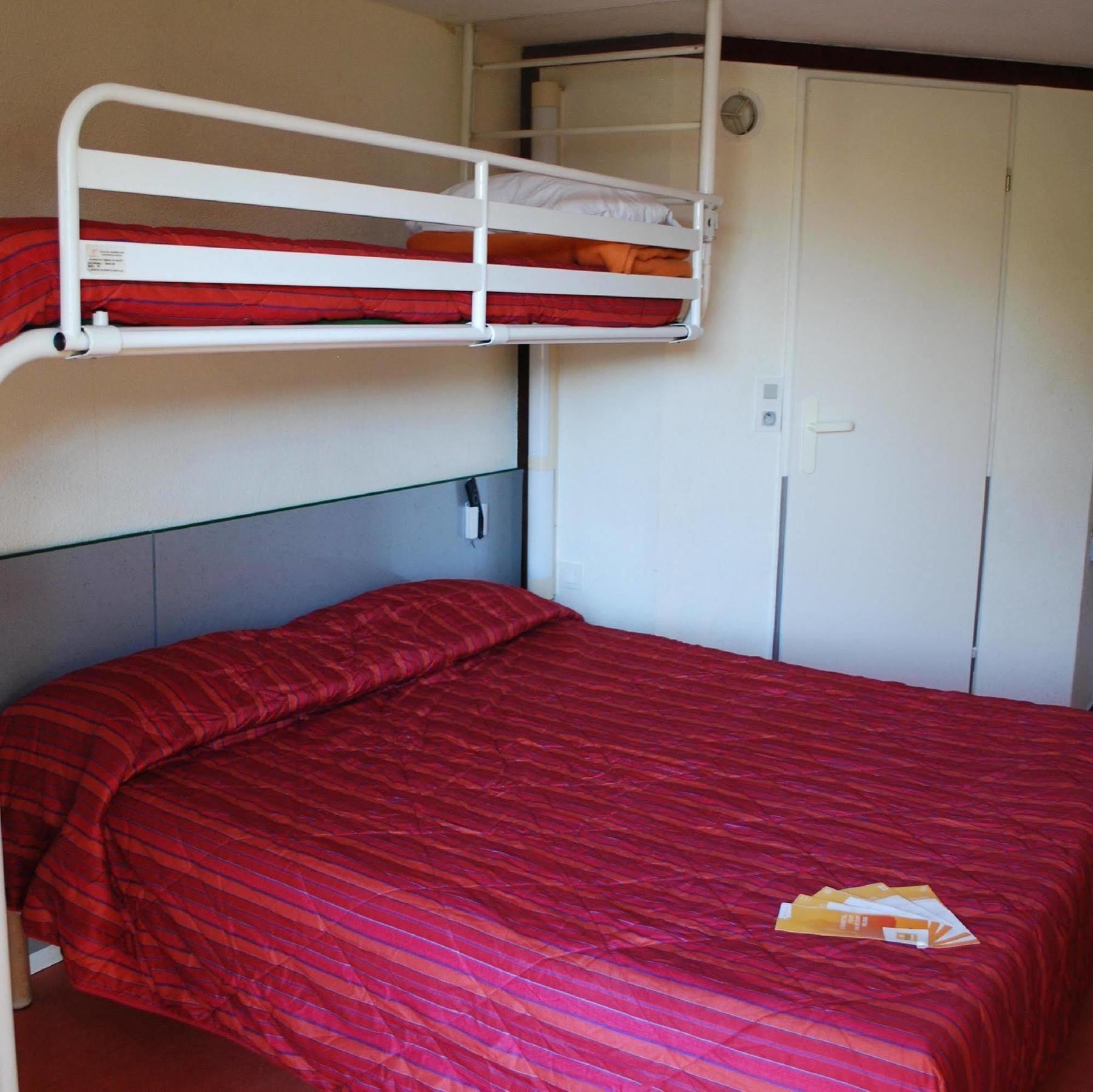 Premiere Classe Evreux Exterior photo A bunk bed in a hotel room