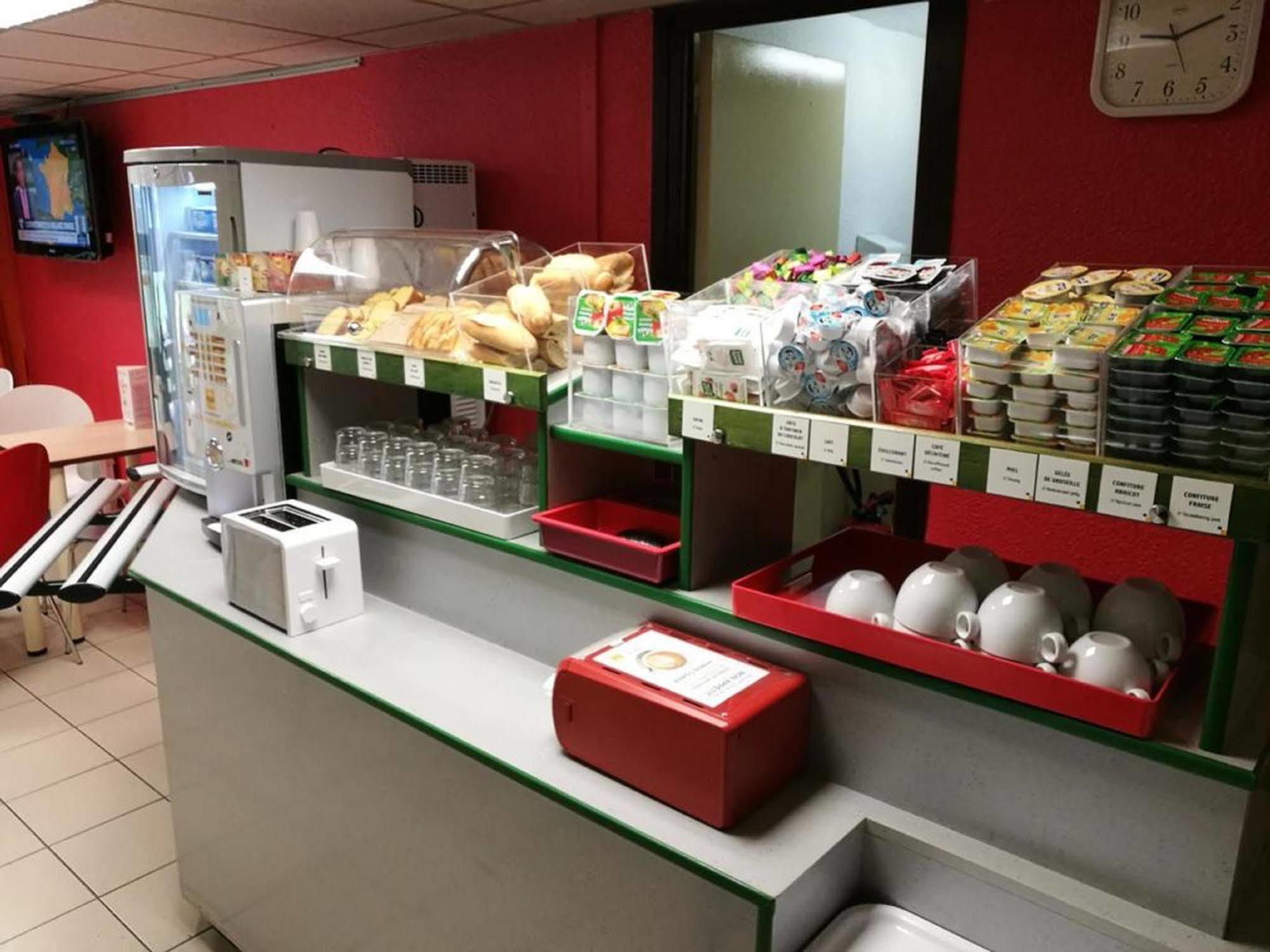 Premiere Classe Evreux Exterior photo The interior of a typical sandwich shop