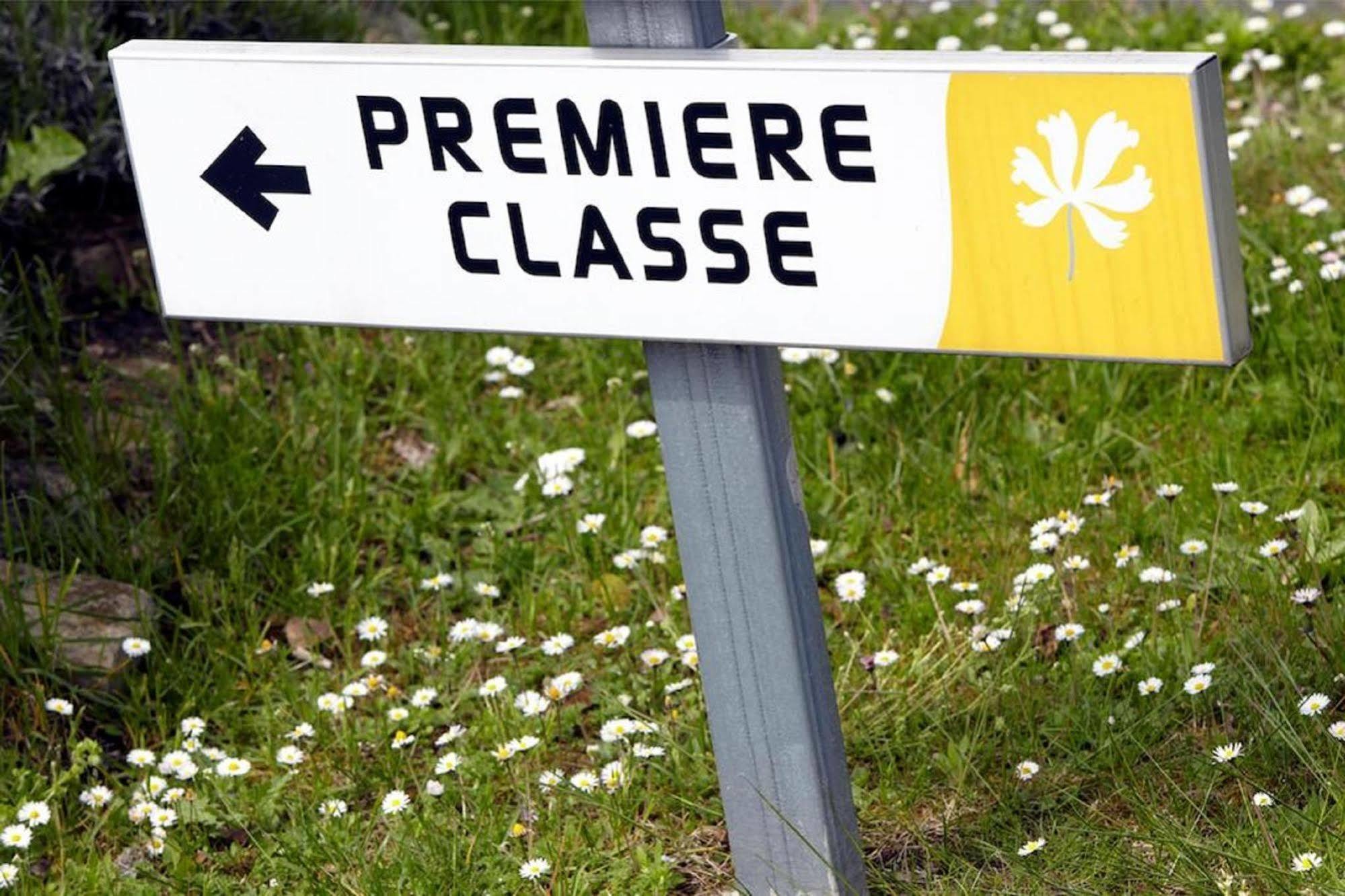 Premiere Classe Evreux Exterior photo A sign for the route